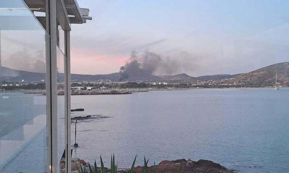 Συναγερμός στην Πυροσβεστική: Φωτιά σε χώρο σκαφών στη Βάρης - Κορωπίου